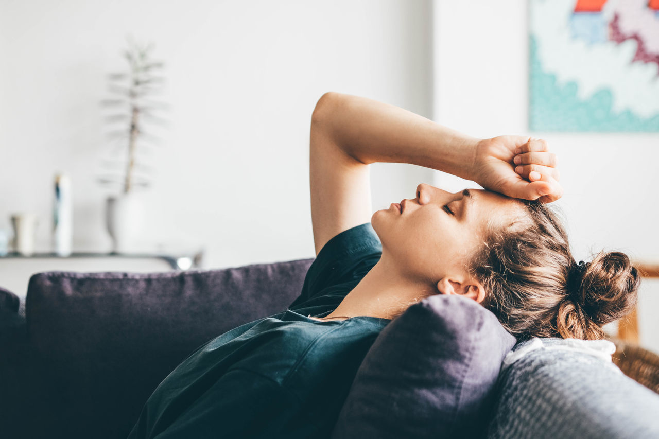 Photo d'une femme allongée sur le canapé