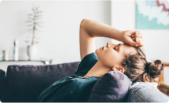 Foto di una donna sdraiata sul divano