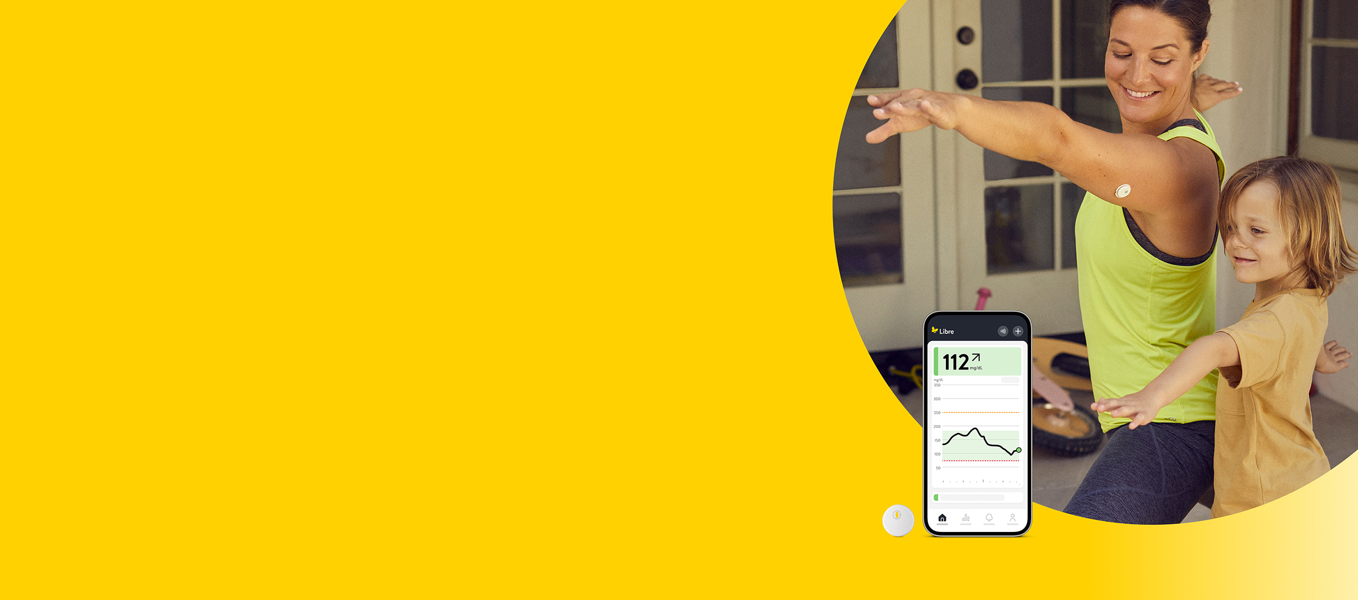 Eine Frau und ein Kind machen Yoga. Ein Smartphone mit Anzeige des Glukosewerts ist abgebildet. 