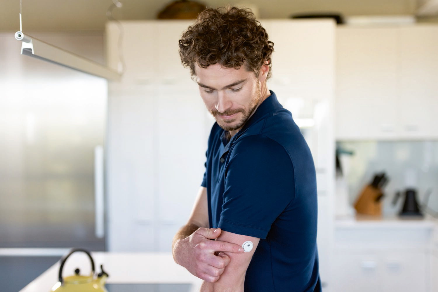  Mann trägt einen Sensor am Oberarm.