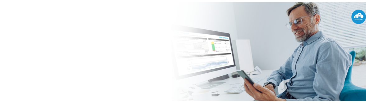 Mann sitzt vor dem Bildschirm. Auf dem Monitor ist LibreView geöffnet.