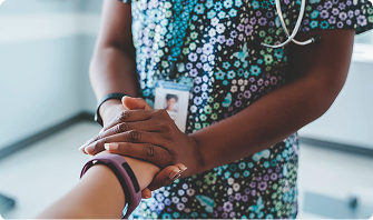 Foto di una donna che stringe la mano a qualcuno
