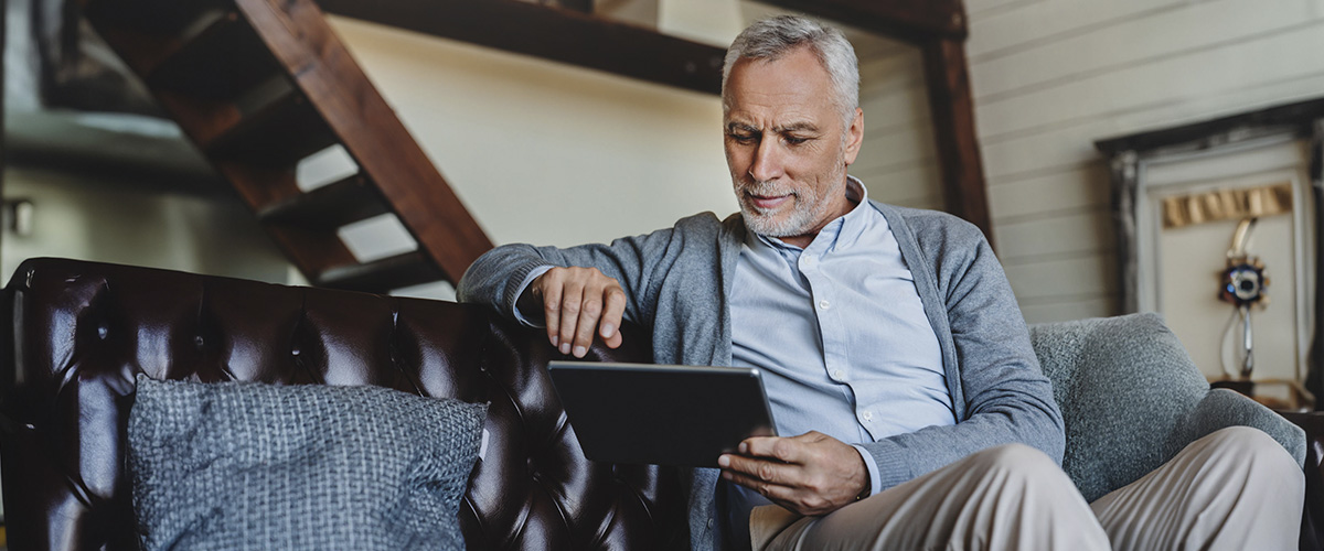 Hombre con diabetes mirando una tablet