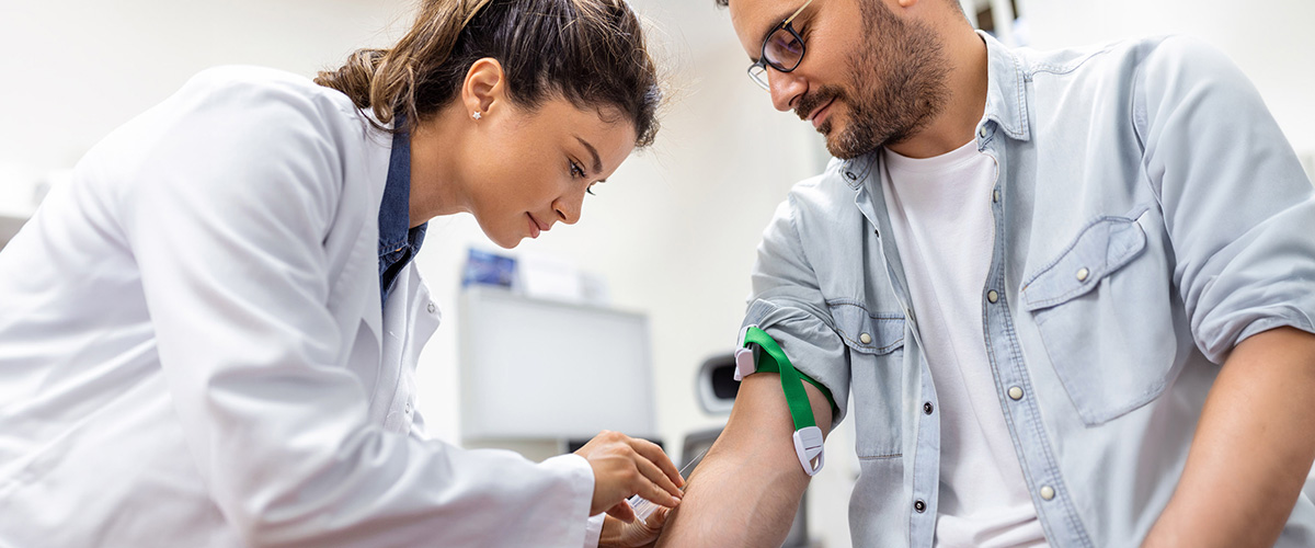 enfermera y paciente que ilustran sobre diabetes y complicaciones
