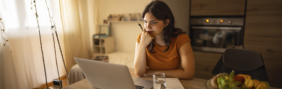 Mujer con diabetes mirando su ordenador e informándose de la Hemoglobina Glicosilada