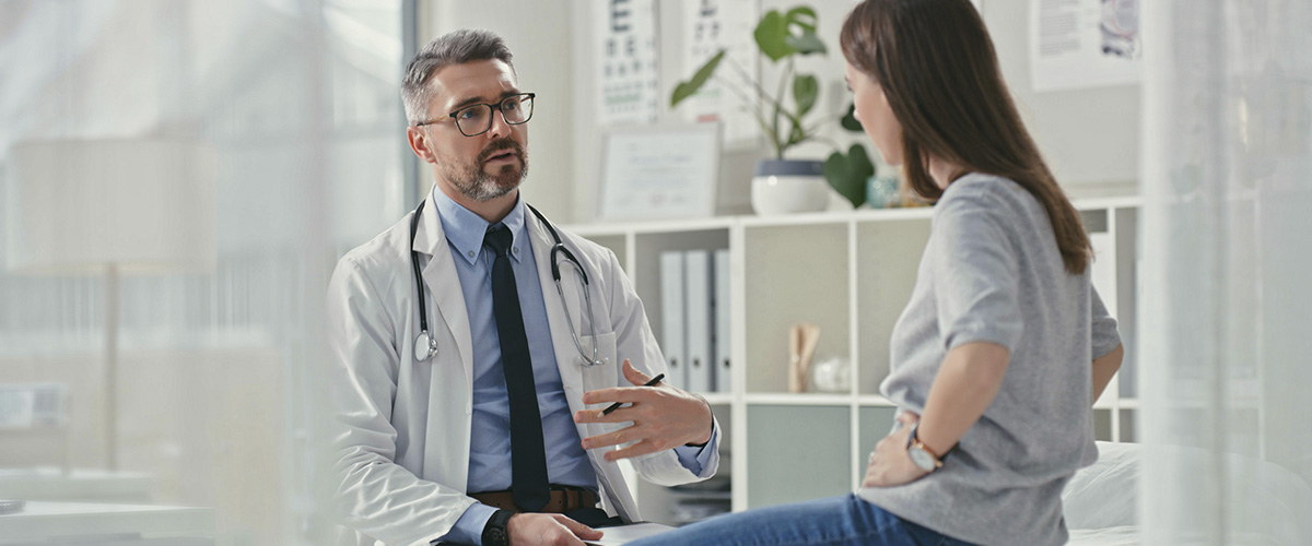 Médico explicándole a paciente sobre la prediabetes