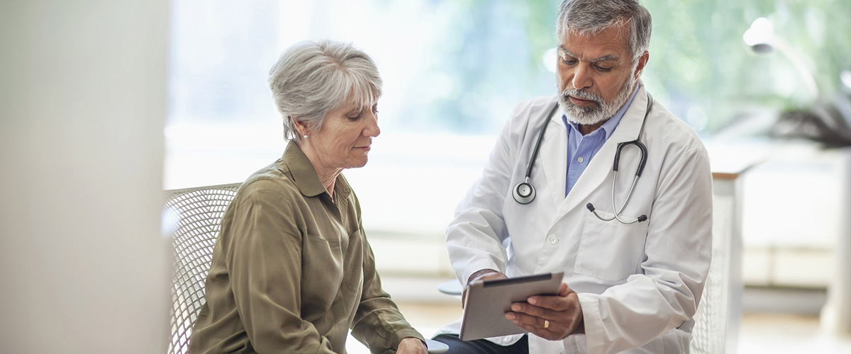 Médico explicándole a paciente los sintomas de la diabetes no tratada