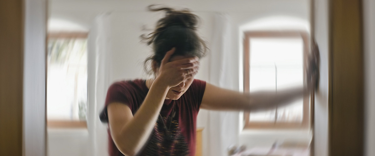 mujer con síntomas de hipoglucemia