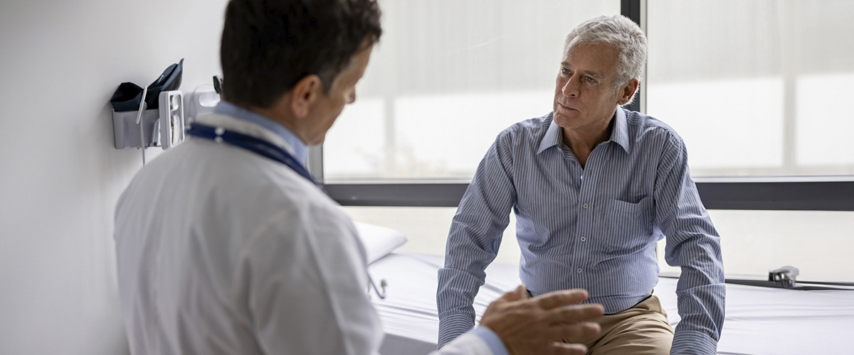 doctor explicándole a un paciente los factores de riesgo de la diabetes tipo 2