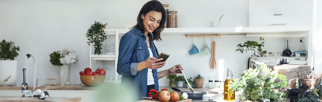 mujer cocinando comida saludable para ilustrar la glucosa postprandial