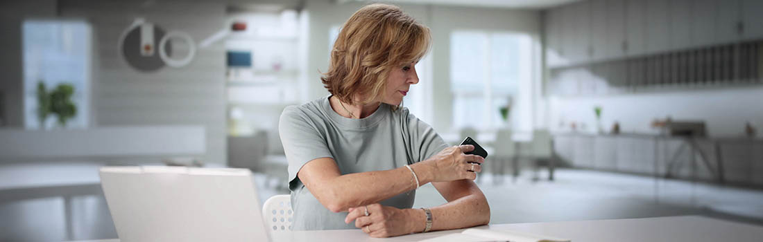 Mujer midiendo si nivel de glucosa