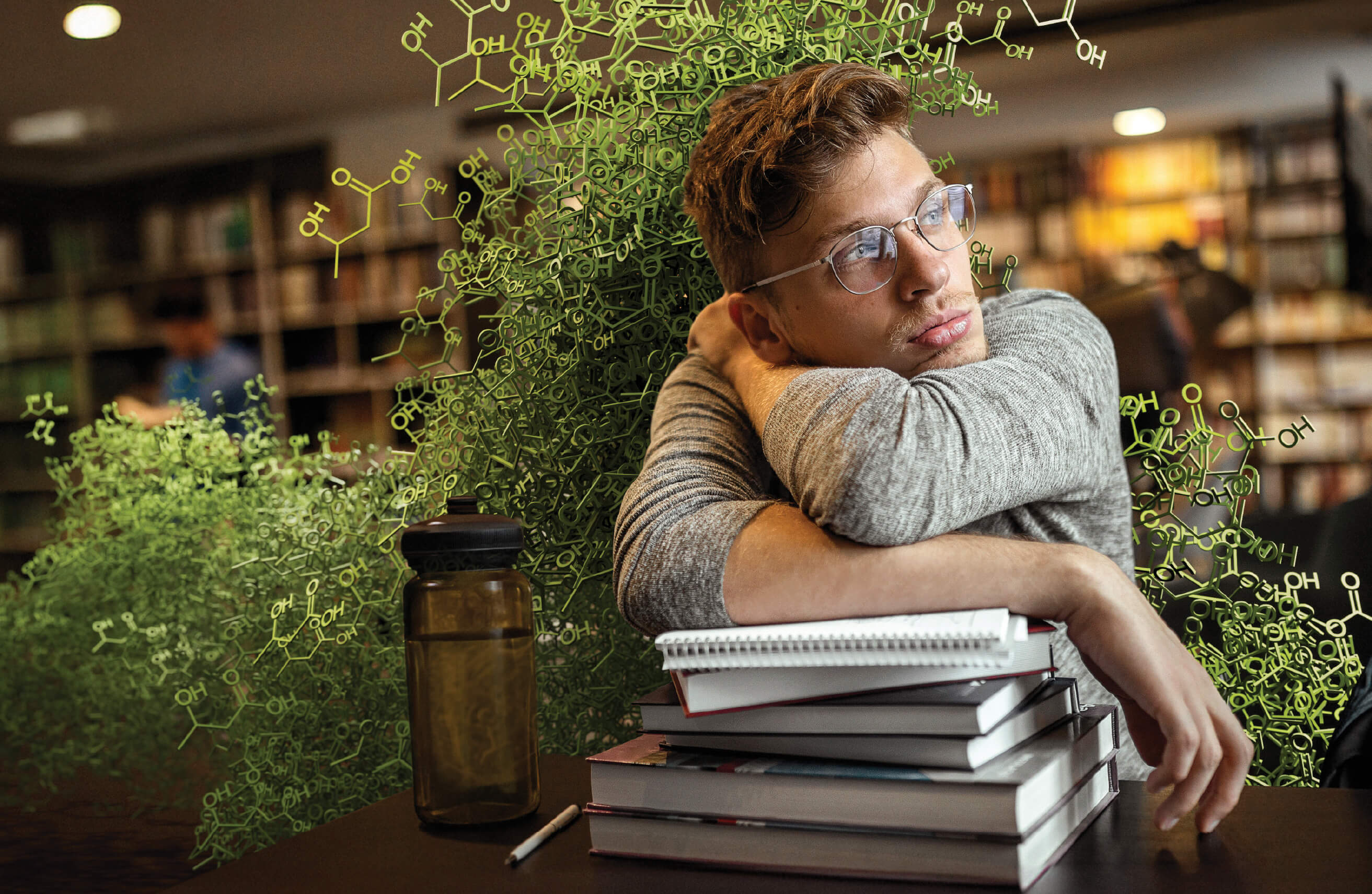 Man in bibliotheek met ketonen geillusteerd achter hem