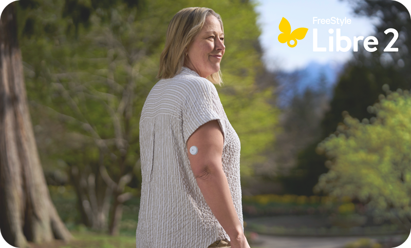Vrouw met FreeStyle Libre 2-systeem