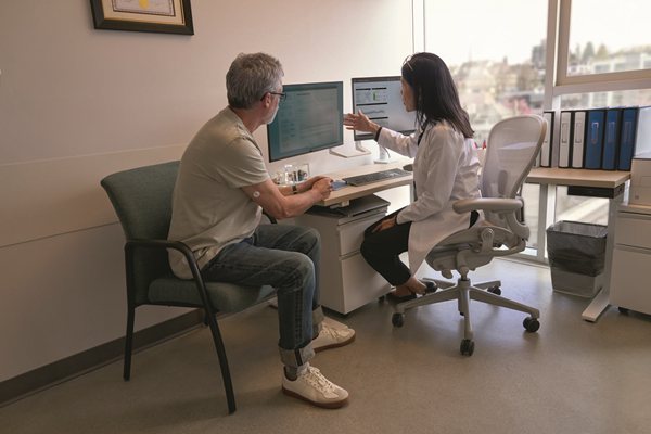 Spreekkamer arts wijzend naar klinische voordelen