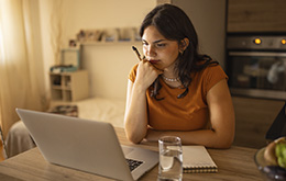 Mujer con diabetes mirando su ordenador 