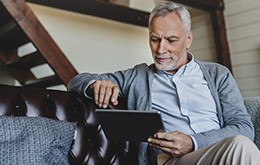 Hombre con diabetes mirando una tablet
