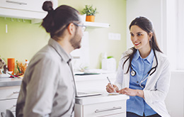 Médico en su consulta con un paciente