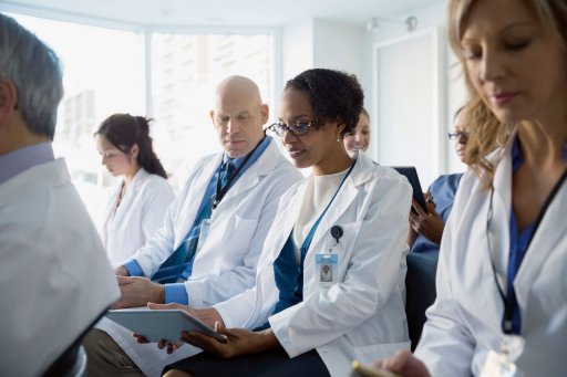 Eine Gruppe von Ärzten nimmt an einem Vortrag teil.