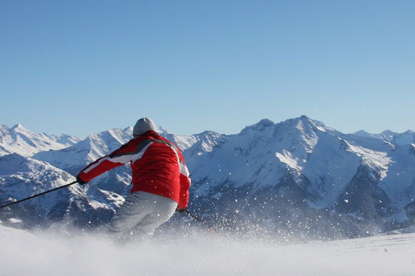 Skieur au soleil et en pleine descente
