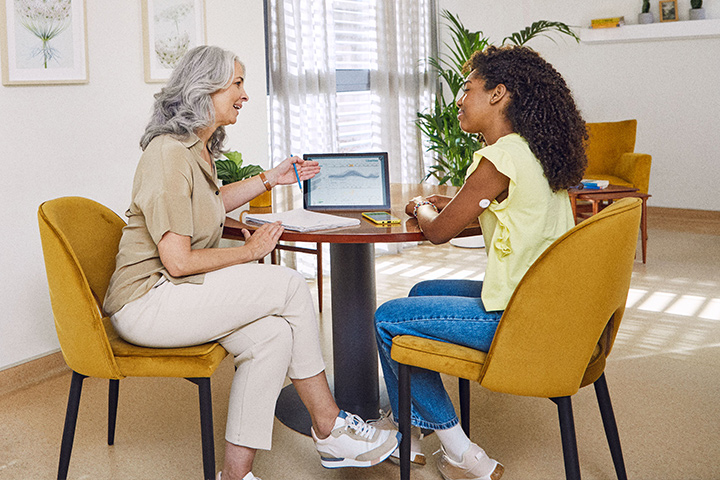 A FreeStyle Libre System Healthcare Professional talking to a patient. 