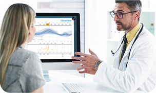 Zorgverleners die uitleg geeft