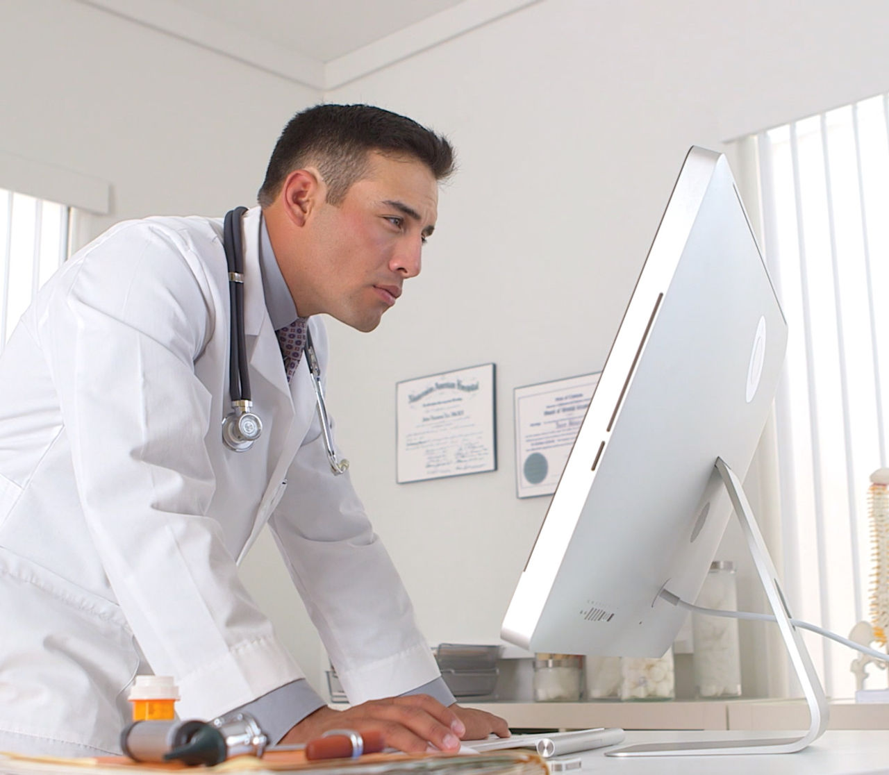 Dokter die pc scherm leest