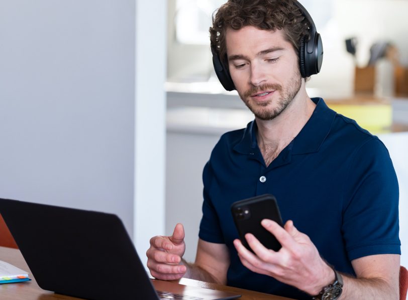 man kijkt op zijn telefoon