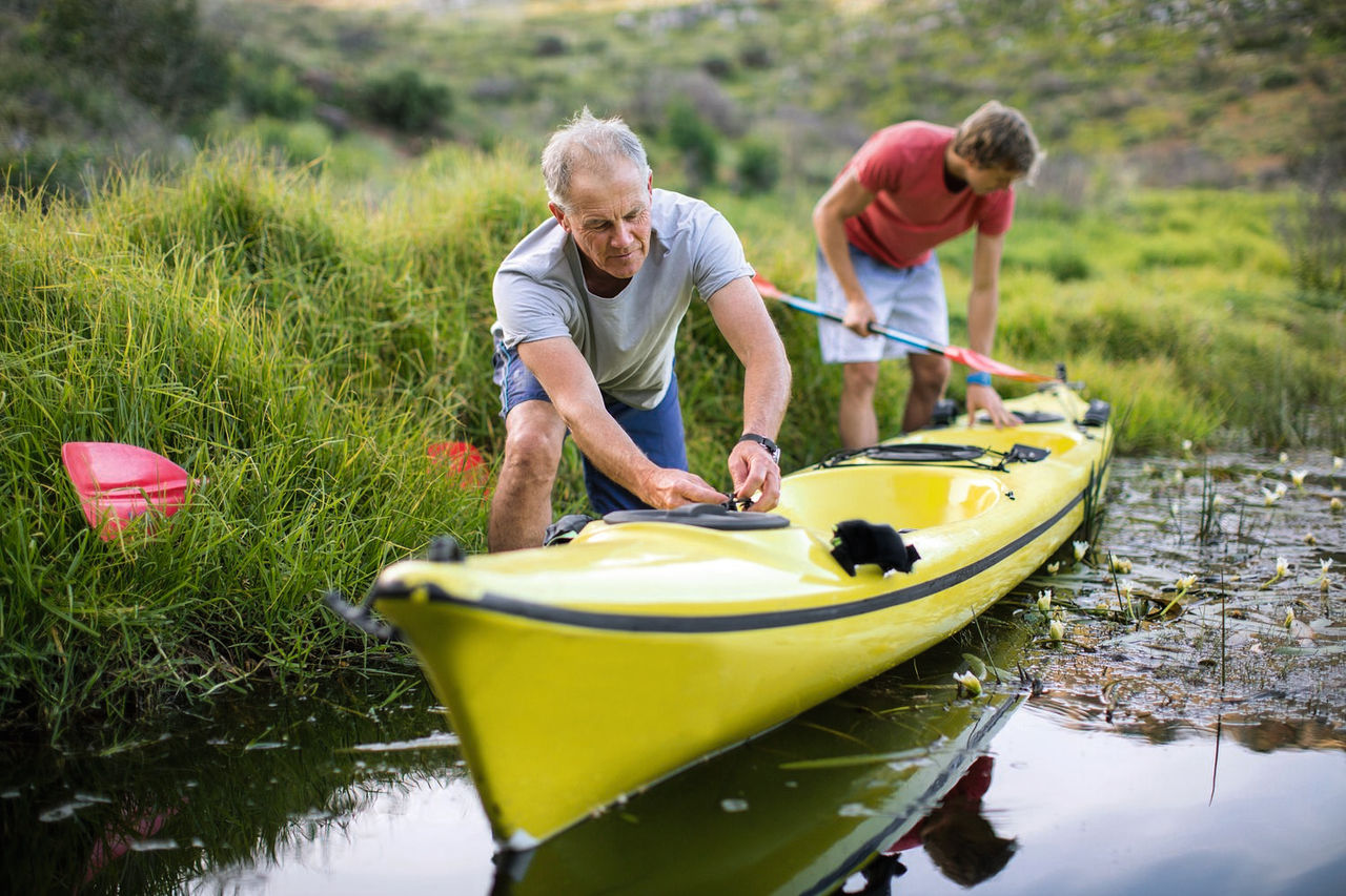 samenwerking tussen twee mannen met kayak