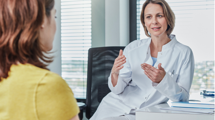 A FreeStyle Libre System Healthcare Professional talking to a patient