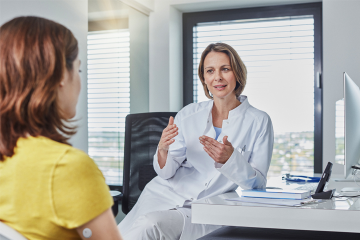 A FreeStyle Libre System Healthcare Professional and a FreeStyle Libre System user talking.