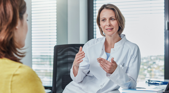 A FreeStyle Libre System Healthcare Professional talking to a patient. 