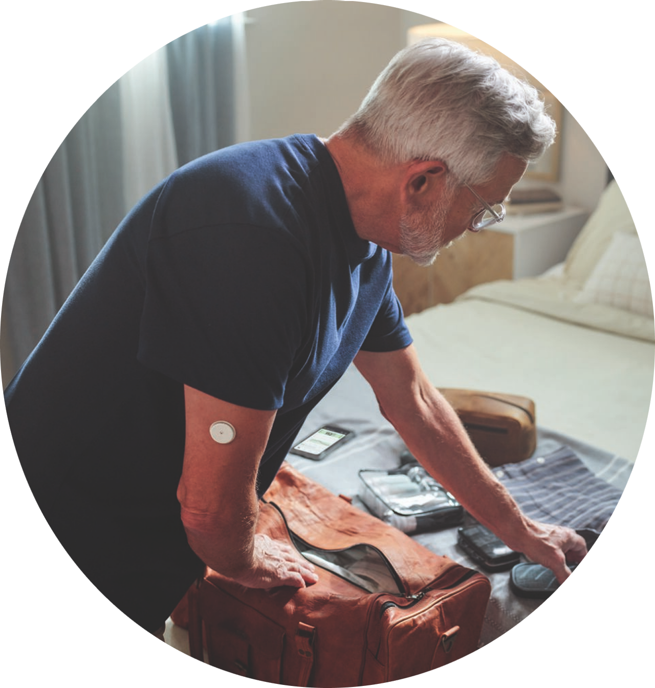 Man with Libre 2 Plus sensor on his upper arm organizing his luggage